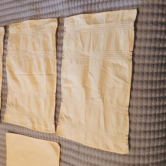 Yellow cotton vintage place mats and one napkin. - Picture 10 of 10